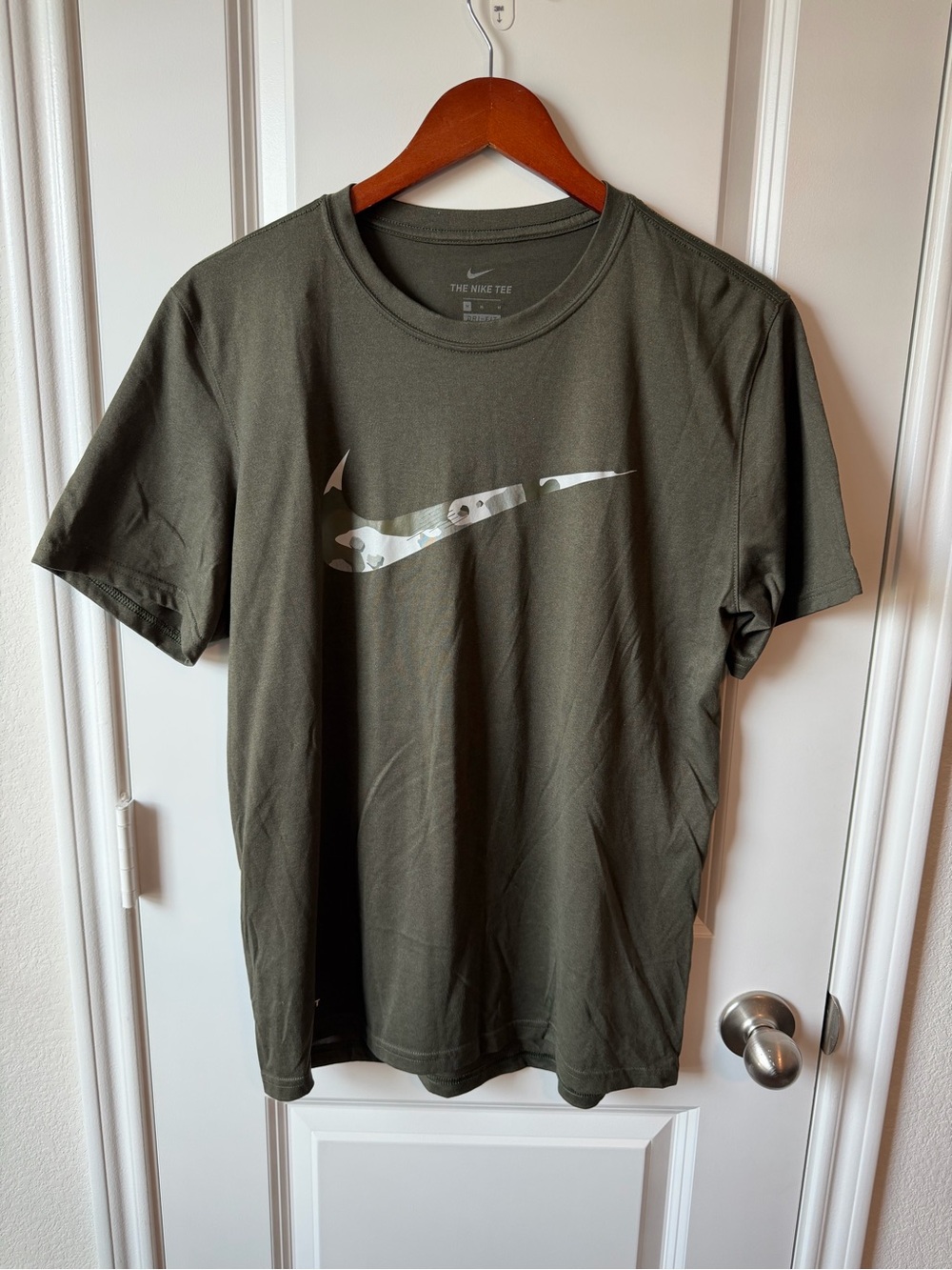 ⚡️Nike Men's Olive Green Crewneck T-Shirt with Camo Swoosh